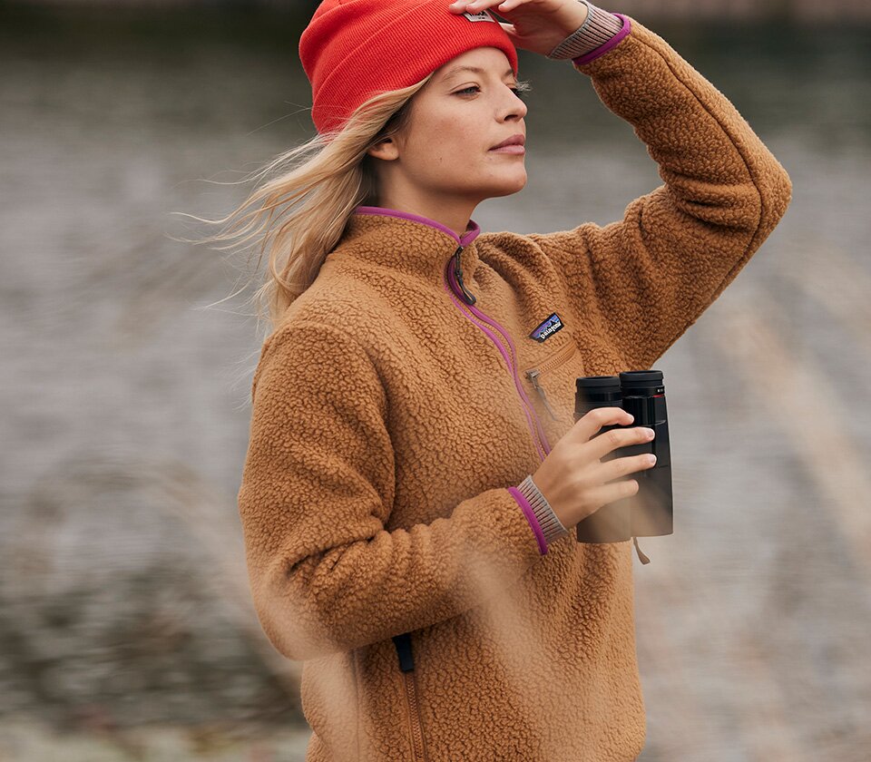 Jonge vrouw draagt een Patagonia-fleece