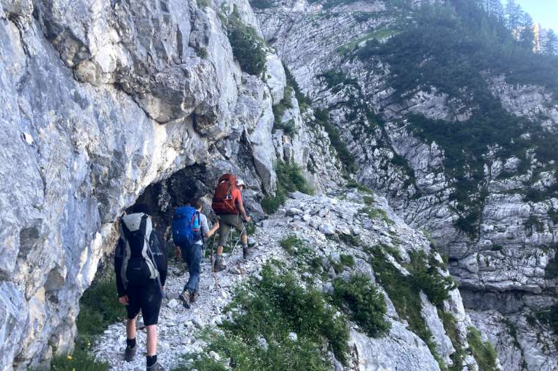 Opa en 5 kleinkinderen op huttentocht in Slovenië